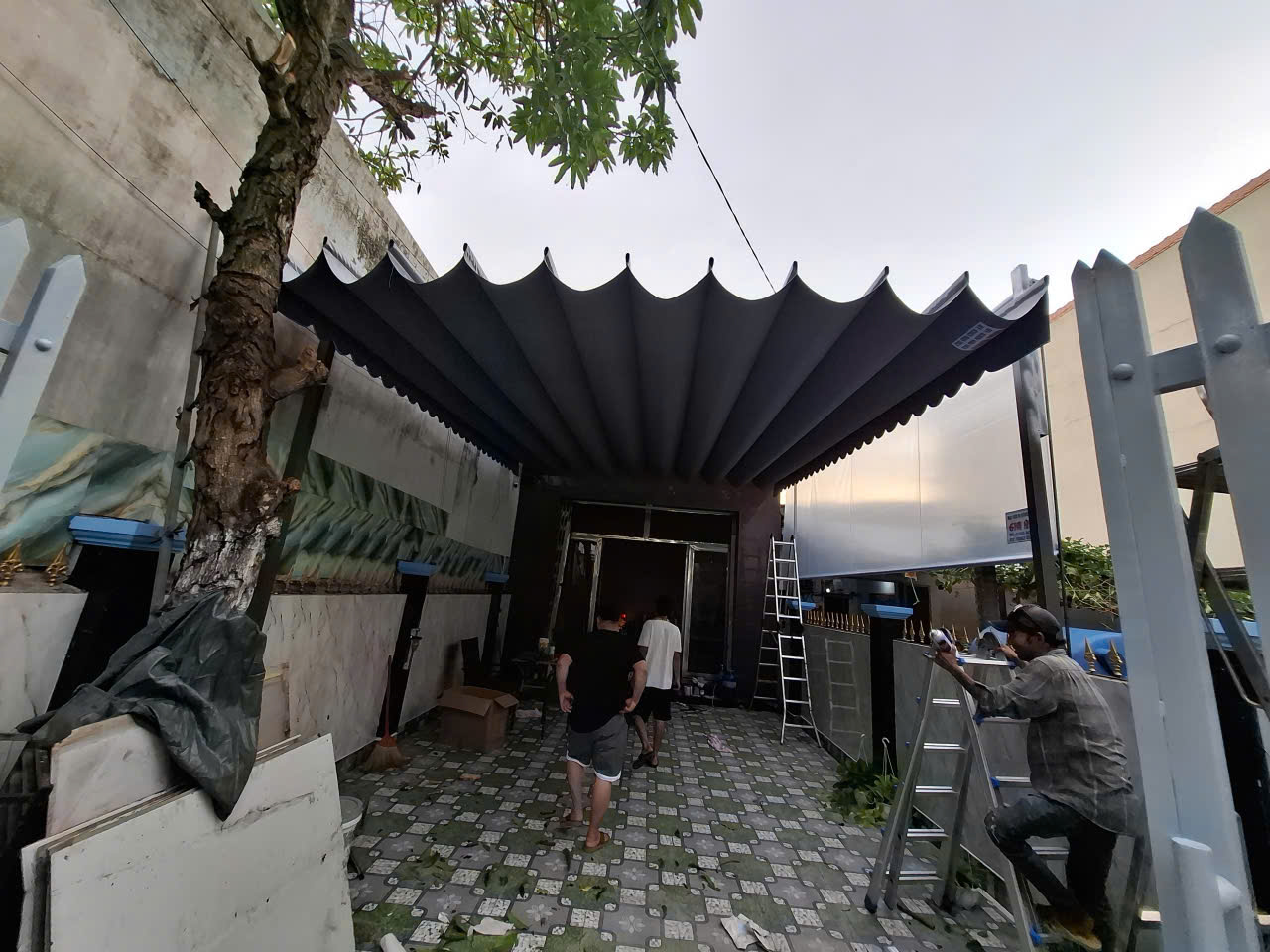 Lợi ích thiết thực và những điểm cần lưu ý khi sử dụng mái xếp